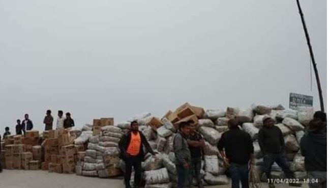 En imágenes: camión se accidenta y vecinos se organizan para evitar que se roben las mercancías en Huehuetenango