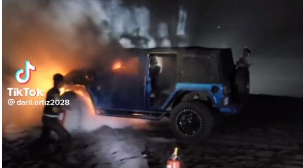 Cámara capta el momento en que se incendia un vehículo a la orilla del mar en Santa Rosa