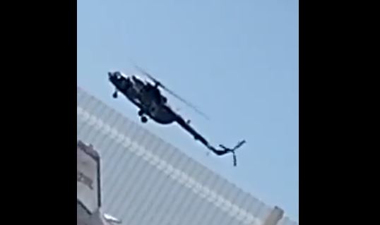 Cámara capta el momento en que un helicóptero de la Armada de México se desploma sobre la maleza
