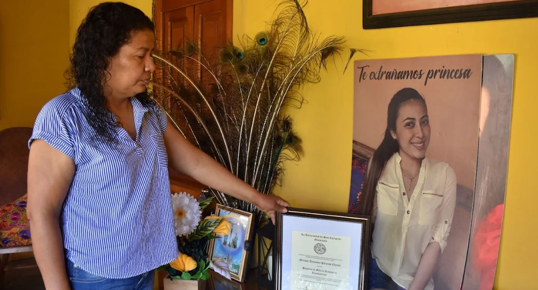 “Demostró que sí podía hacer las cosas”: entregan diploma “in memoriam” a familia de Melissa Palacios, asesinada en Zacapa