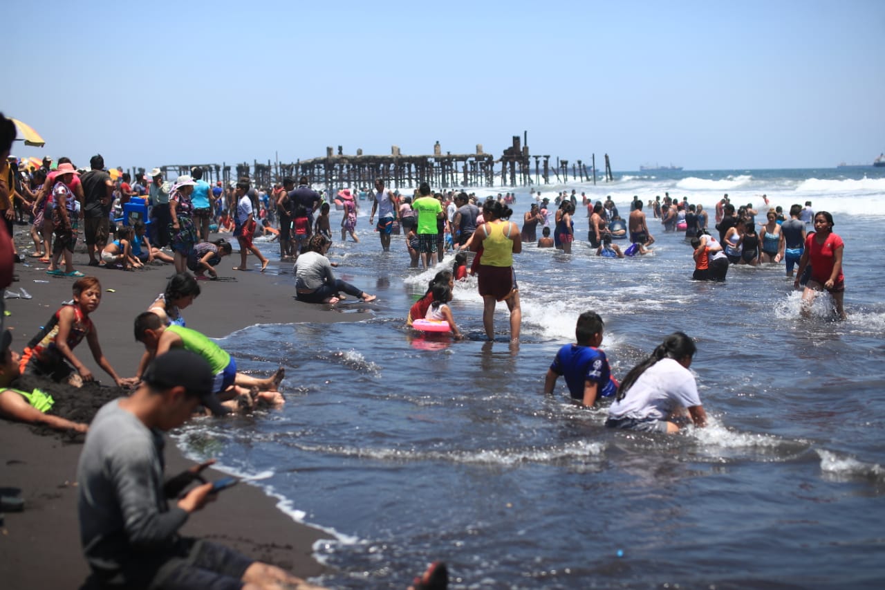 “Hay que salir del estrés”: así despiden la Semana Santa miles de guatemaltecos que visitan el Puerto de San José
