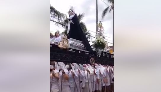 Cámara capta el tenso momento que devotas cargadoras evitan que el anda se caiga