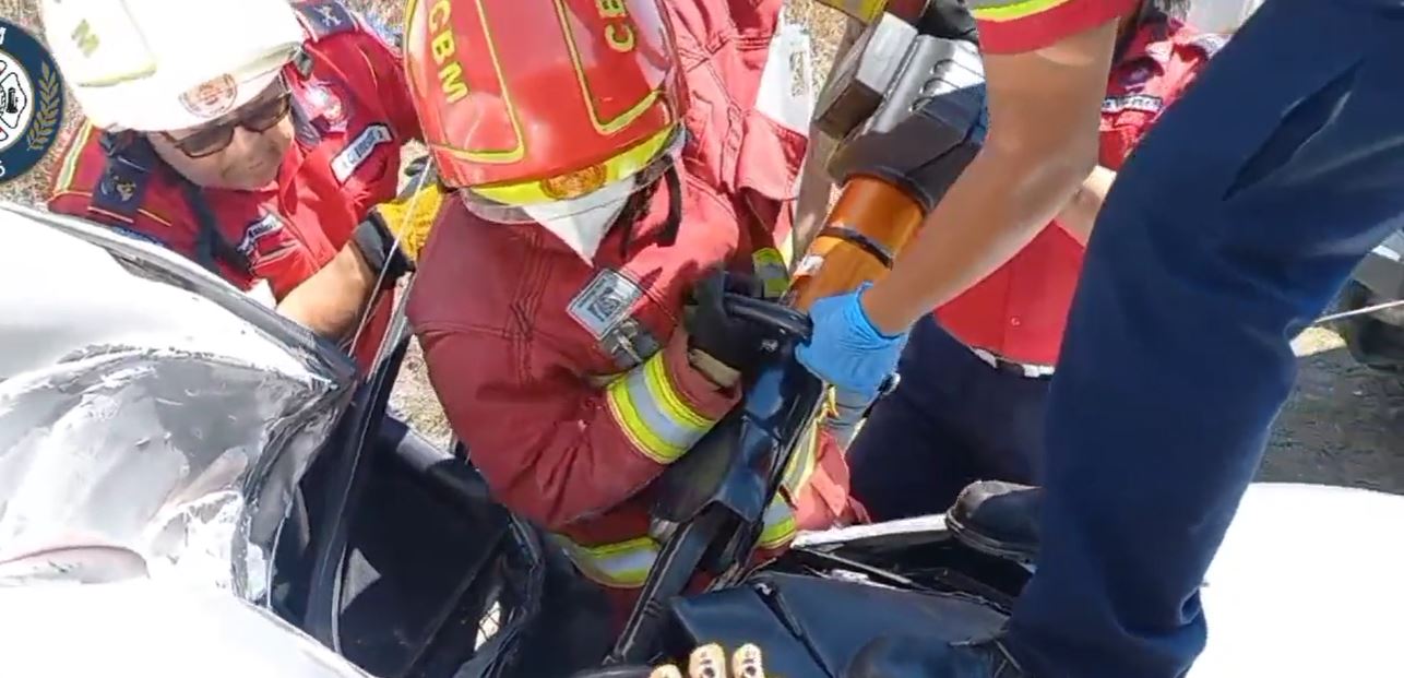 Así fue el momento en que bomberos rescataron a un conductor que chocó contra un poste