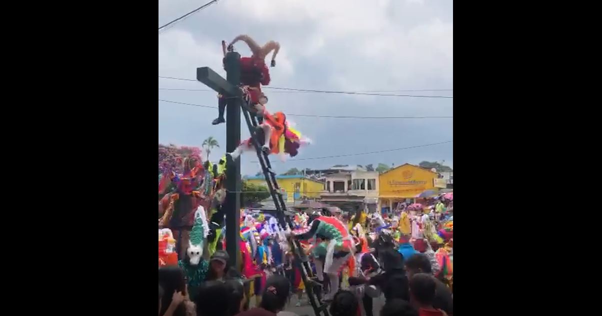 Cámara capta el momento en que “tamborilero” se cae de la cruz durante representación de la Crucifixión de Jesús en Samayac