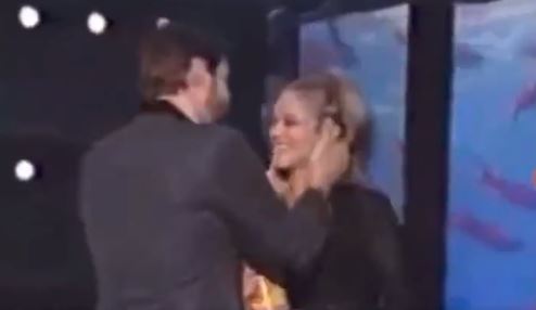Por qué un video de Jim Carrey besando a la fuerza a Alicia Silverstone se hace viral (y qué tiene que ver con Will Smith)