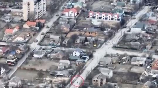 En imágenes: captan el impactante momento en que un ciclista es abatido por tanques rusos en Bucha, Ucrania