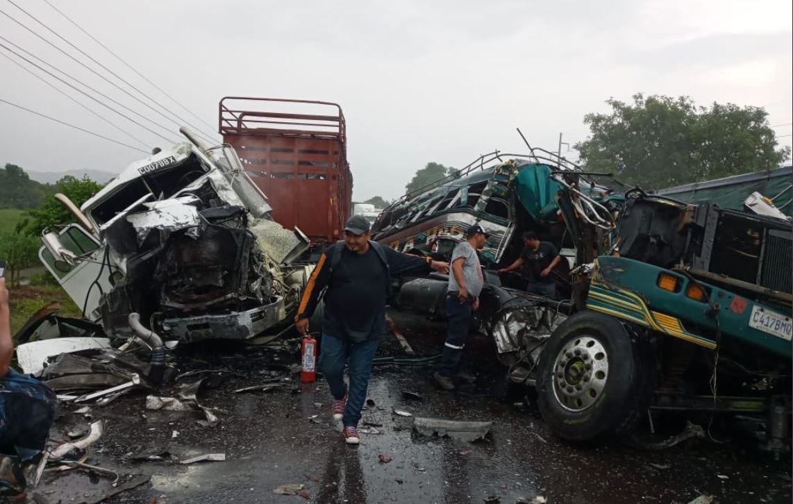 Choque entre autobús, tráiler y camioneta deja un muerto en la ruta al Pacífico