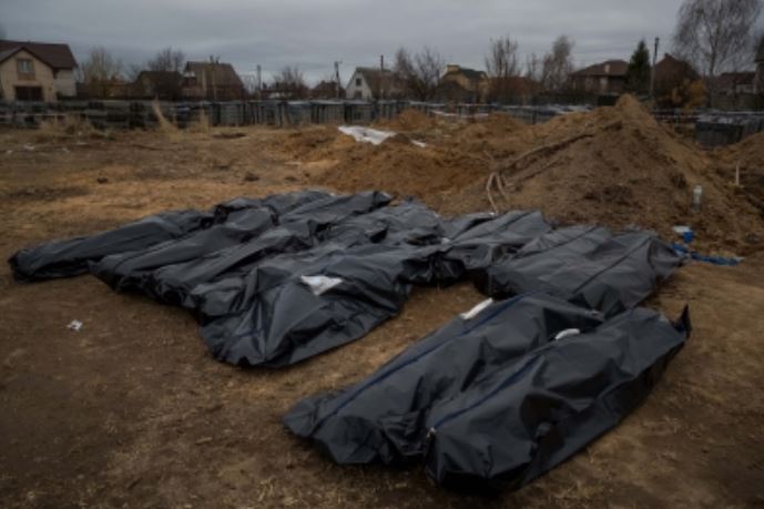 Localizan cadáveres de civiles con las manos atadas y Emmanuel Macron asegura que reforzará la ayuda militar a Ucrania