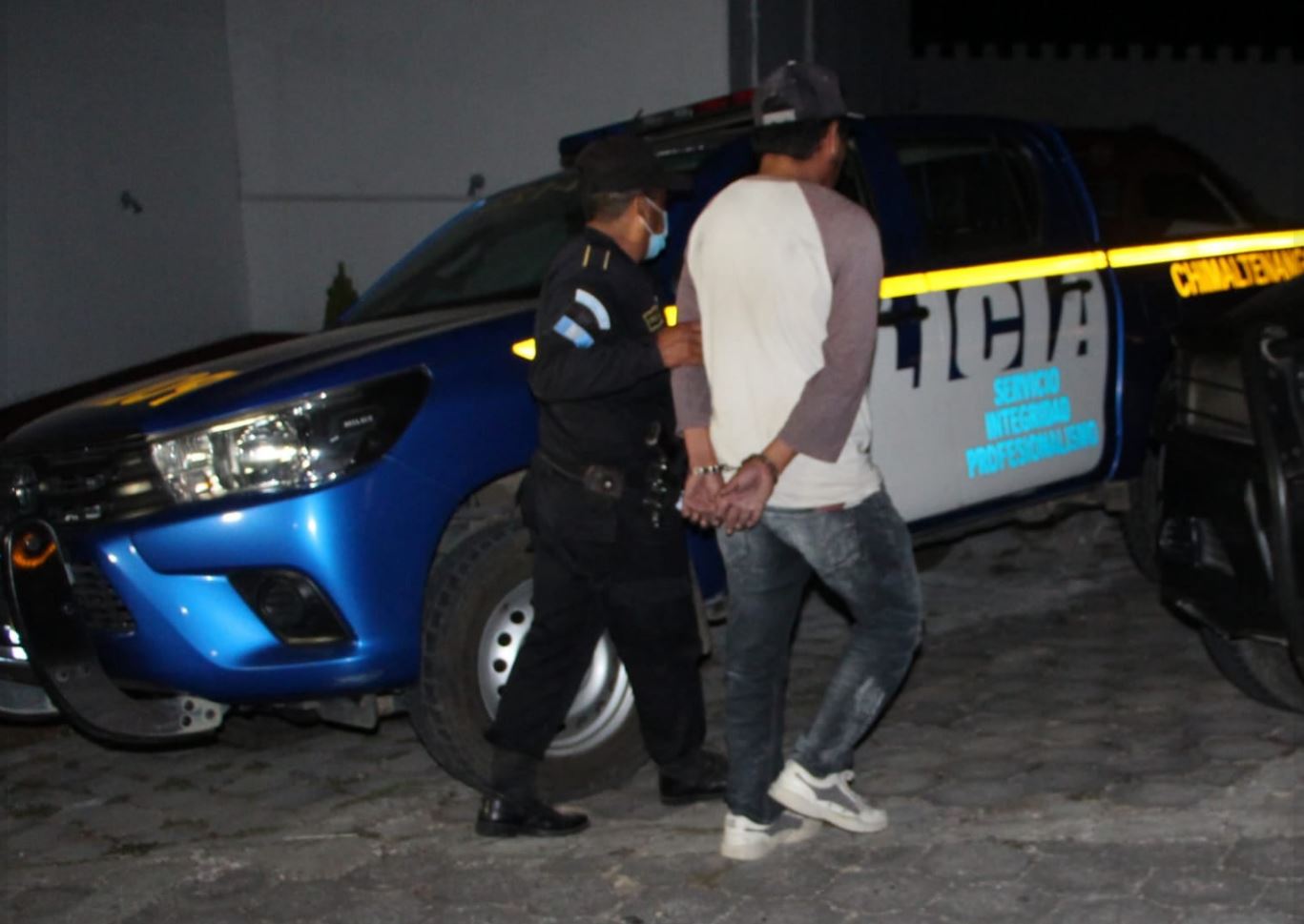 Lo escondían en un autohotel: GPS ubica camión robado y las autoridades detienen al hombre que lo ocultaba en ese negocio