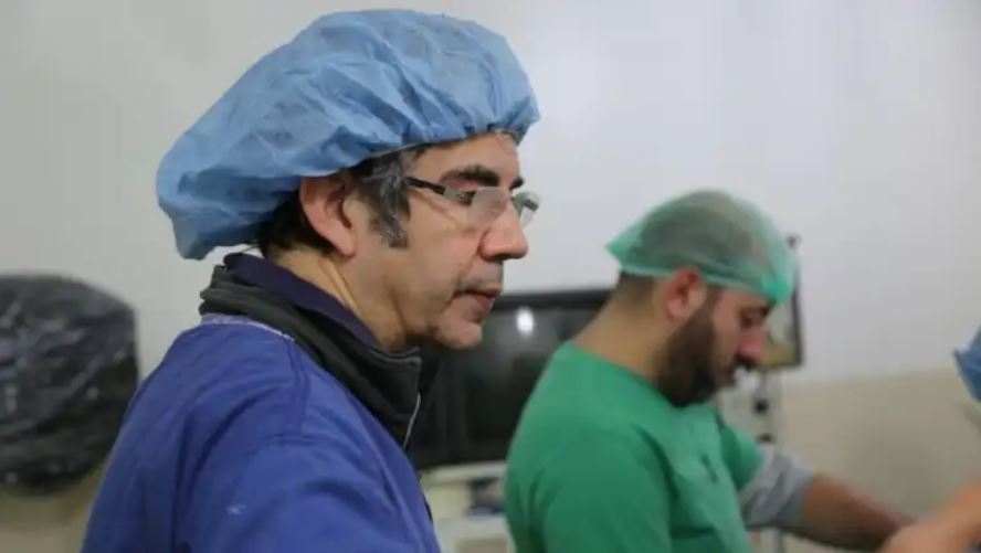 “Bombardear hospitales y matar médicos es un arma de guerra real. Es simplemente despreciable”: el cirujano que ayuda a operar remotamente a los heridos en Ucrania