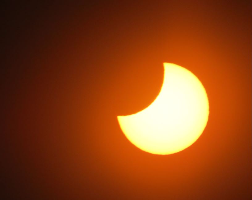 Así se observa el eclipse solar “luna negra” en Sudamérica