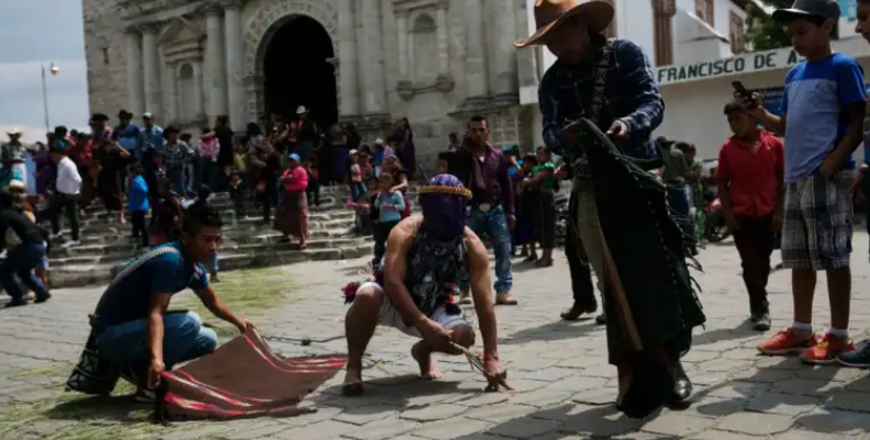 Video: Así fue el recorrido de rodillas y con espinas en la espalda que hicieron los “gateadores” en Quiché