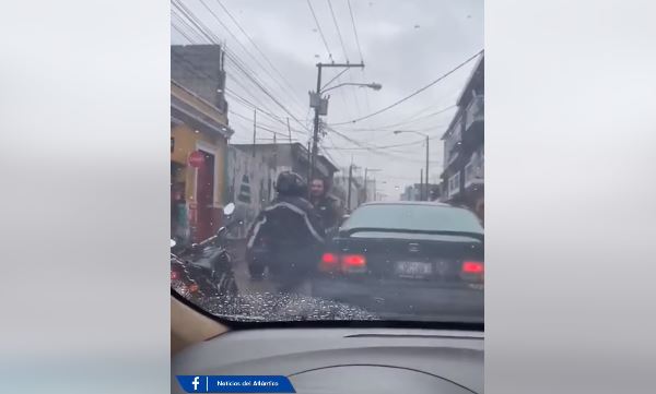 Captan el momento en que dos conductores se van a los golpes en pleno tránsito y bajo la lluvia