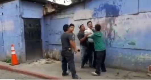 Captan el momento en que un agente es agredido por sujetos que se opusieron a ser registrados