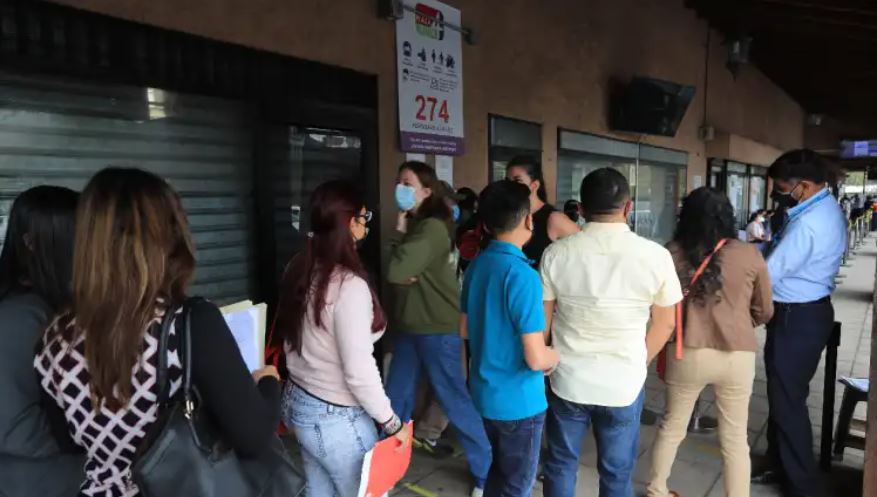 Usuarios se quejan de largas filas para tramitar pasaportes con cita previa y esto explica Migración