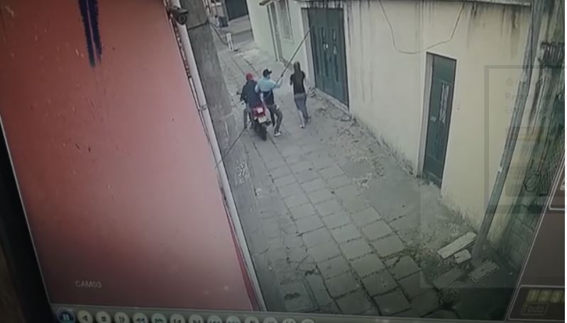 Cámaras captan el momento en que sujetos asaltan a una mujer en la zona 7 capitalina mientras vecinos eran entrevistados