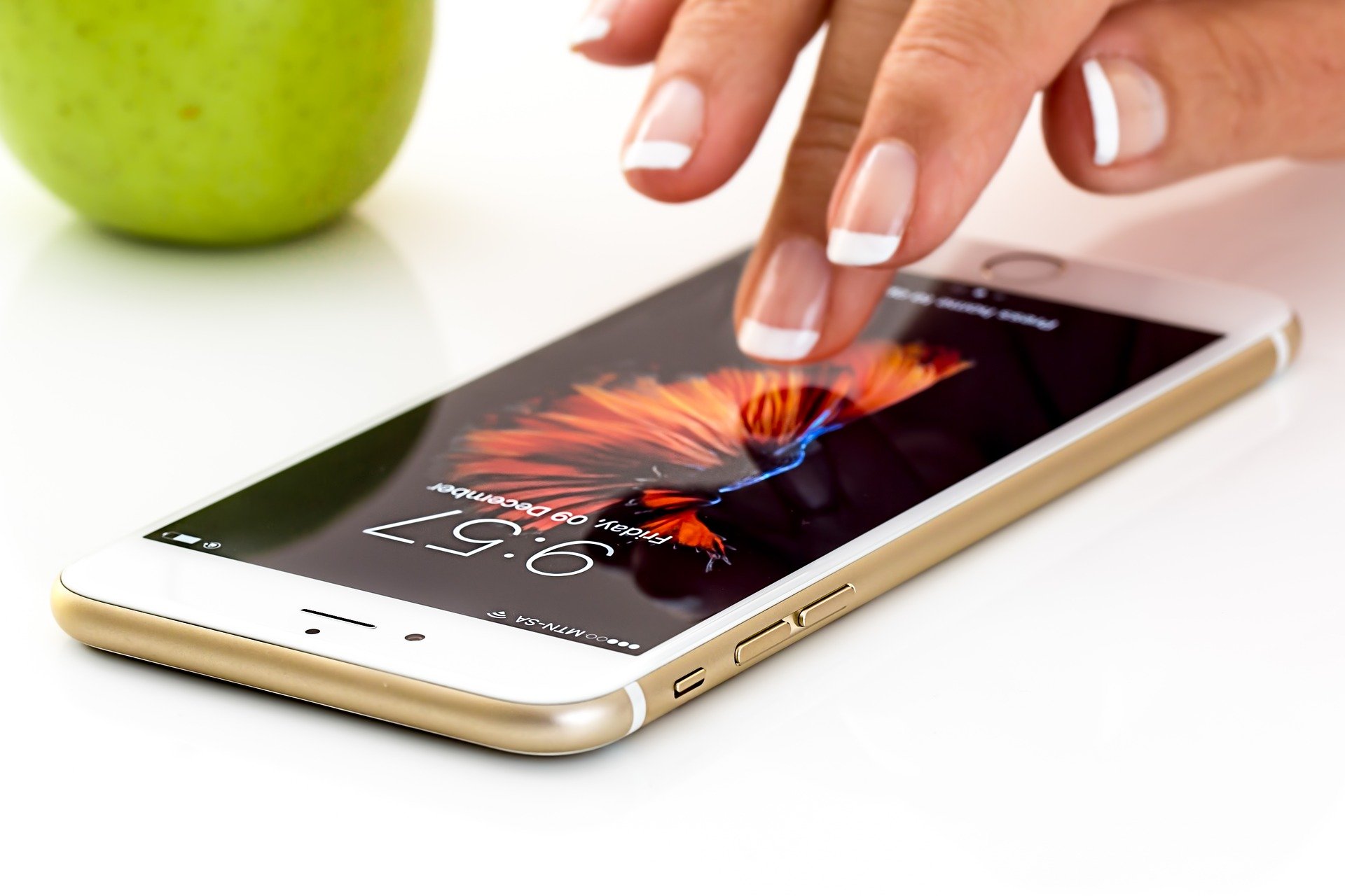 Limpieza de celulares: Por qué no se debe exponer la pantalla de los smartphones al alcohol o papel higiénico