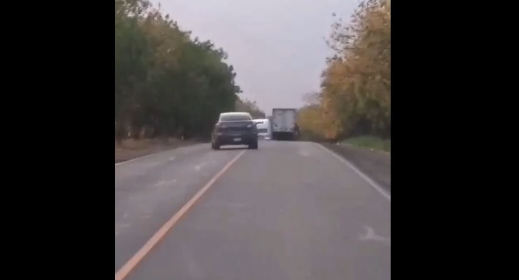 Cámara capta el fatal momento en que un vehículo se cruza a la vía contraria y choca contra un motorista