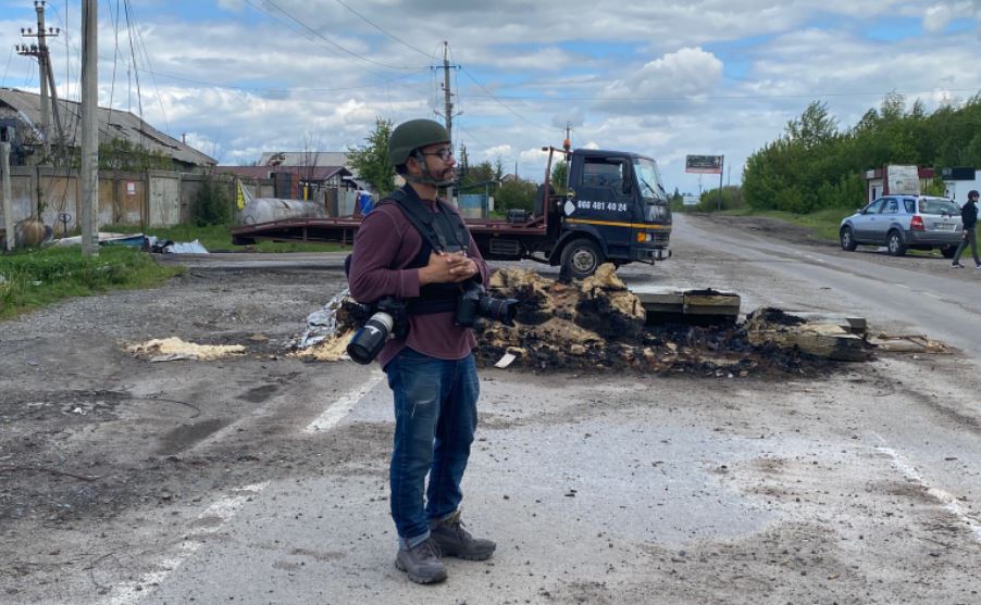 Esteban Biba, fotoperiodista guatemalteco en Ucrania, revela cómo se vive una “guerra brutal” por el conflicto con Rusia