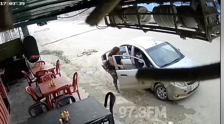Cámara capta el momento en que sicarios acribillan a un hombre en un vehículo frente a su familia