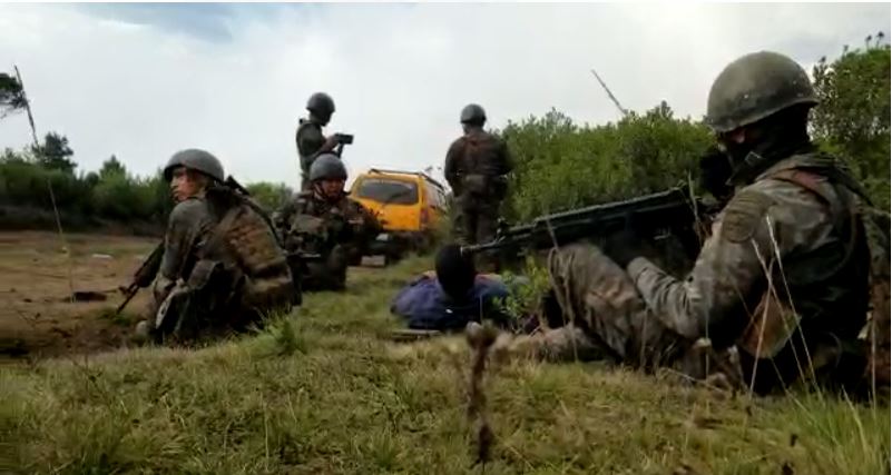 En imágenes: el rescate de una familia que quedó atrapada en medio de una balacera entre pobladores en Tajumulco