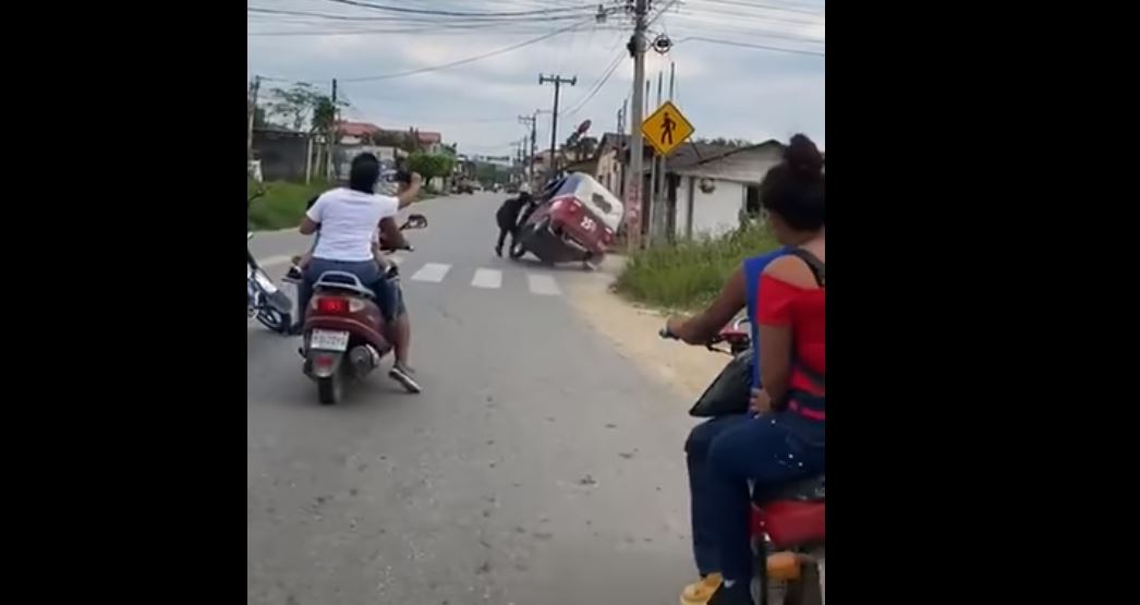 “¡El niño, muchá!”: el momento en que un hombre hace volcar un mototaxi en movimiento y con menores adentro
