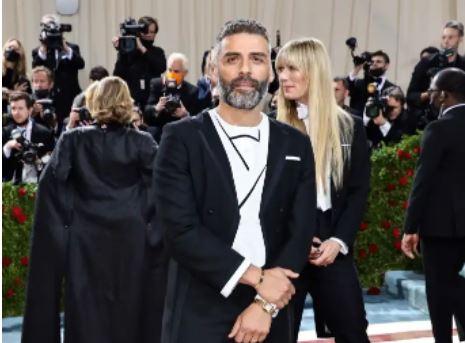 El peculiar look con falda con el que llegó el actor guatemalteco Oscar Isaac a la Met Gala 2022
