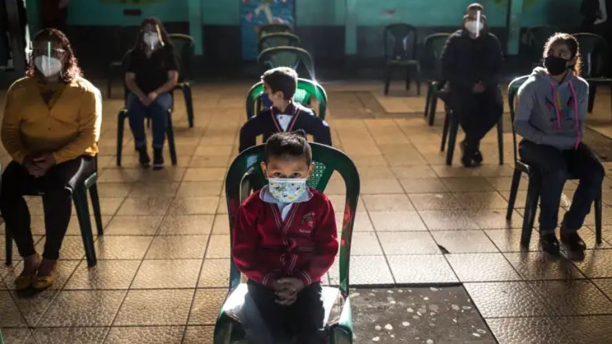 Mineduc dice que la falta de vacunas no afectará el regreso a clases de los niños y explica por qué