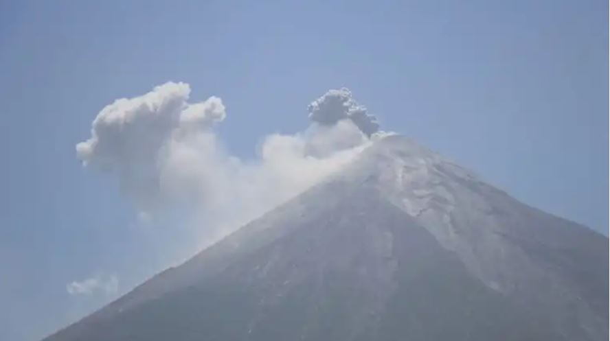 Volcán de Fuego lanza ceniza sobre varios departamentos y lahares causan preocupación