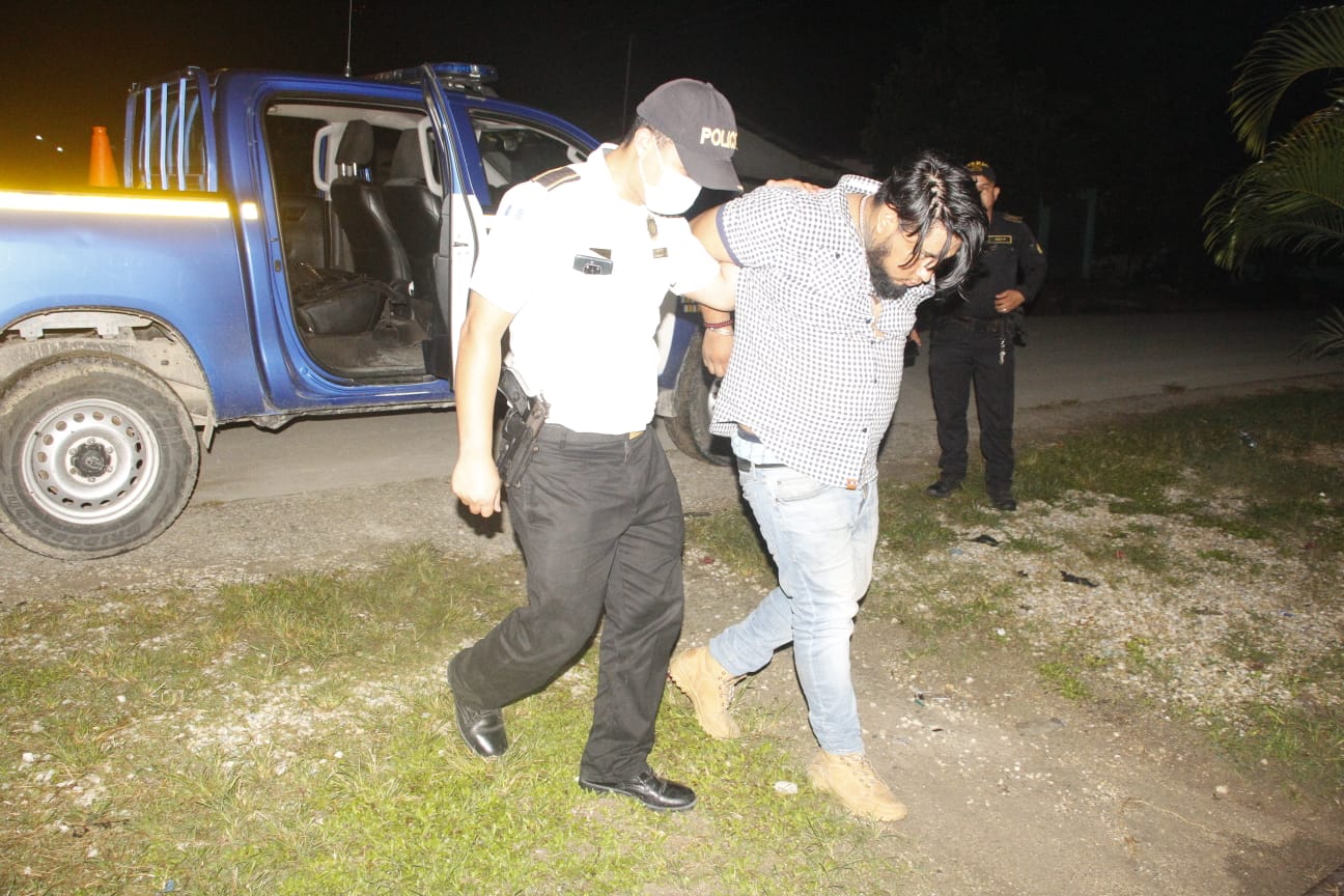 La llevaban en un microbús: Secuestran a mujer en Petén, la PNC la rescata y detiene a los presuntos responsables