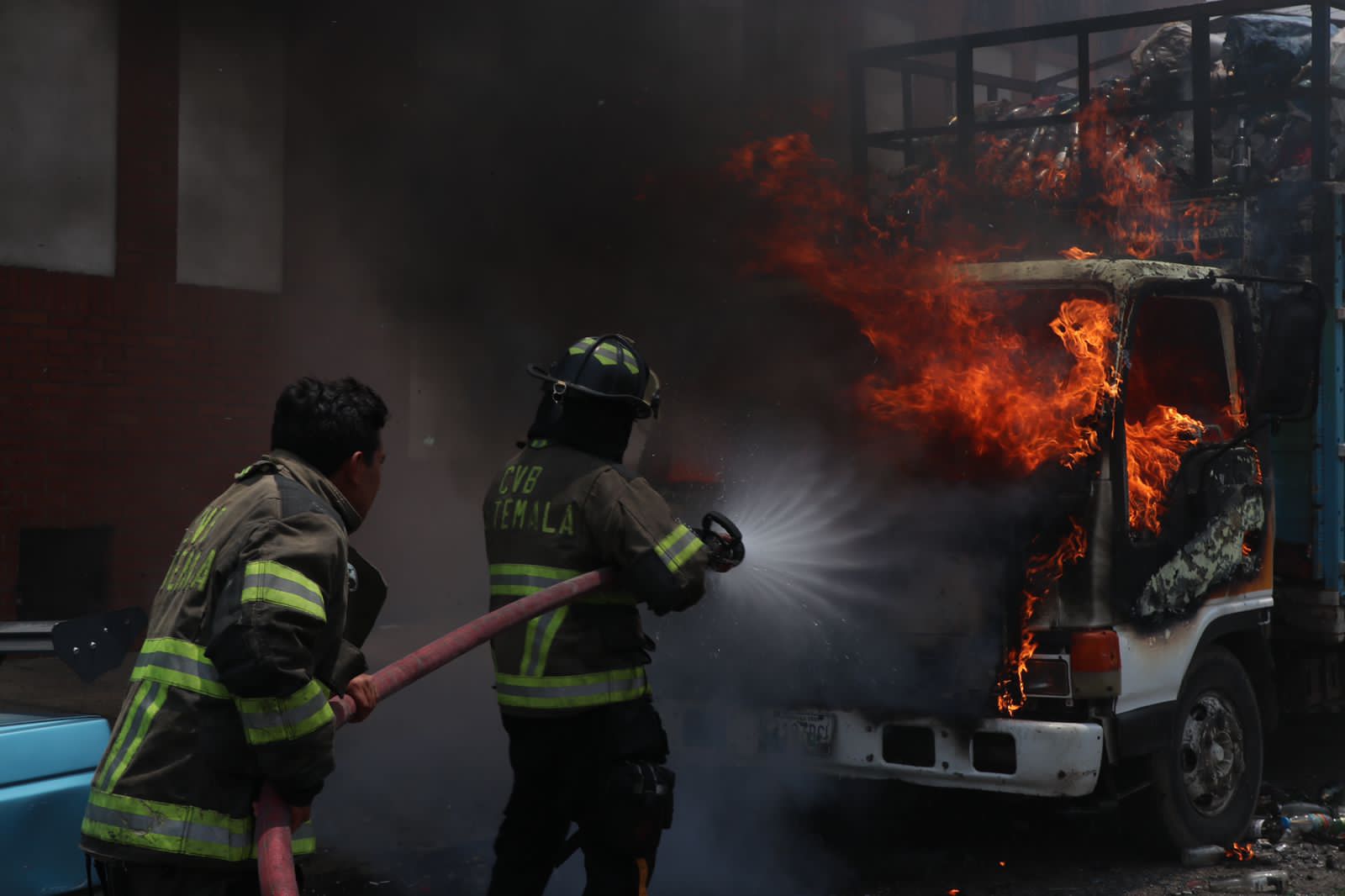Vídeo: camión que transportaba material reciclable se incendia
