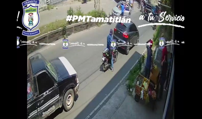 Cámara capta el momento en que una pareja de esposos es arrollada en su motocicleta en Amatitlán