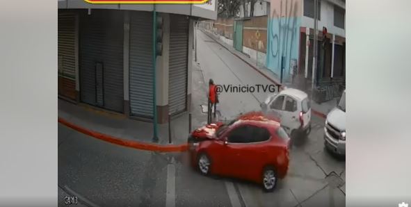 Cámara capta el momento en que una mujer se salva de ser arrollada tras un triple choque