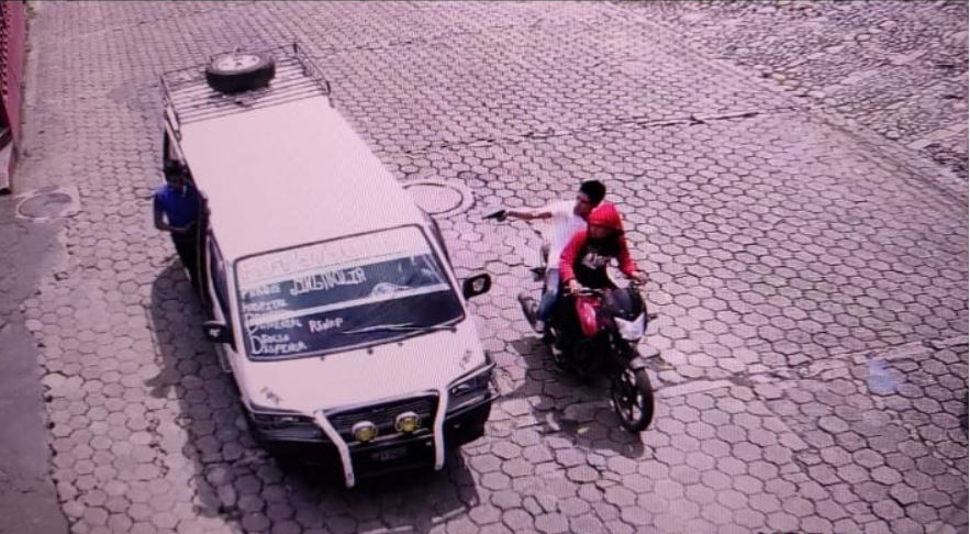 Cámara capta el momento en que sicarios atacan a balazos a piloto de microbús