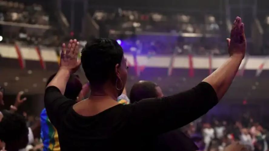 “La inmovilizó en el sofá, se subió sobre ella y le levantó la camisa”: el escándalo de abusos sexuales en la Iglesia bautista de EE.UU.