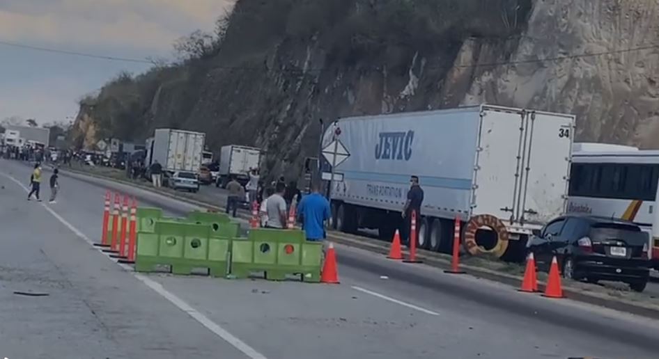 Bloqueos, accidentes y ataque armado causan atascos vehiculares en la ruta al Atlántico