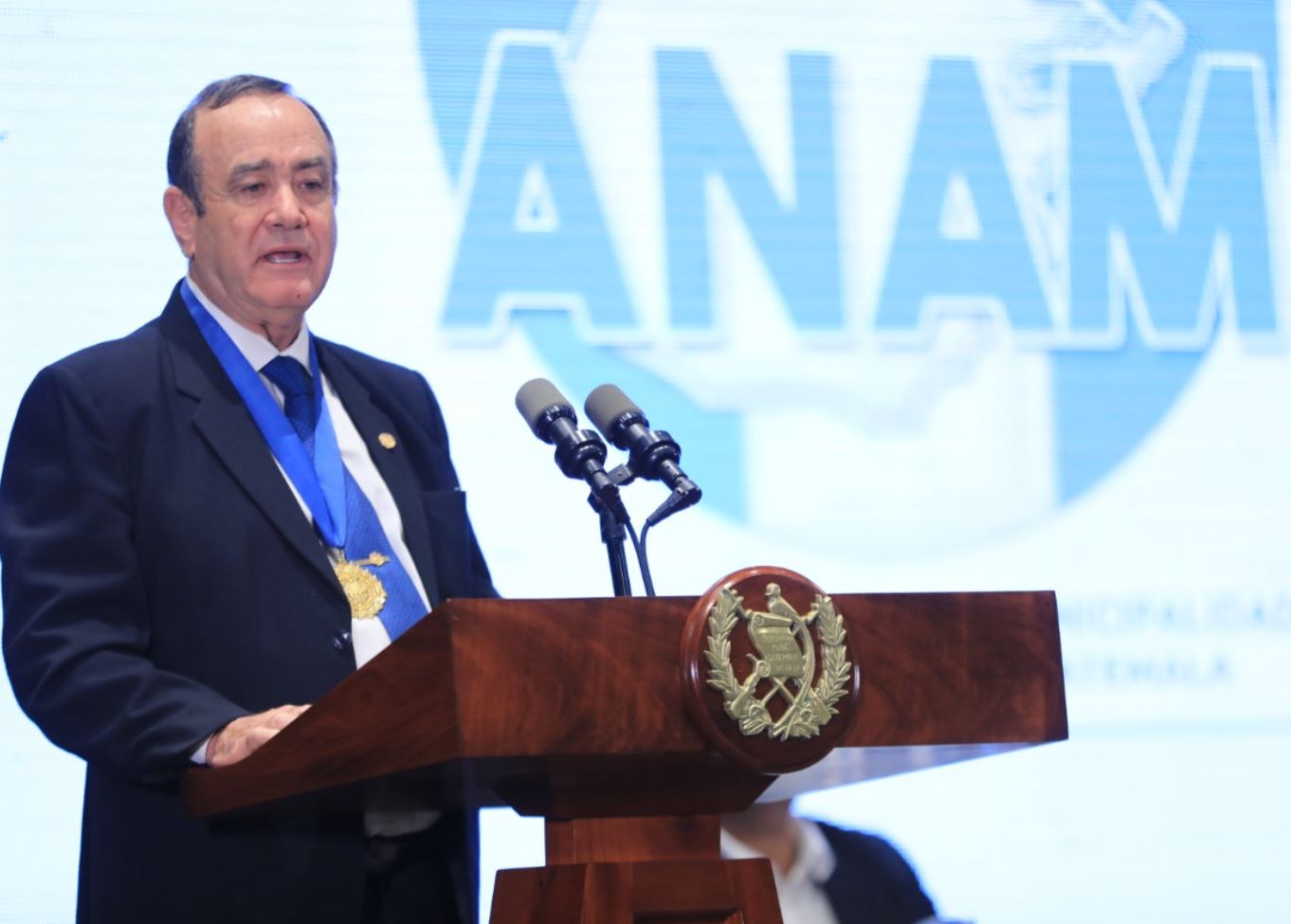 Condecoraciones y ofrecimientos: Giammattei recibe orden de la Anam, elogia a los alcaldes y afirma que habrá más recursos para ellos
