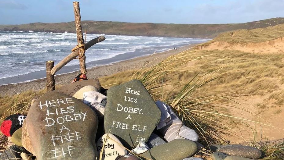 Por qué la tumba de Dobby, uno de los personajes de Harry Potter, se ha vuelto un problema para una playa en Gales