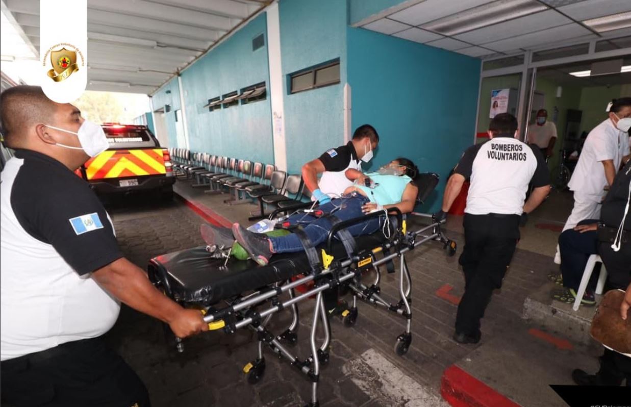 Cámara capta el momento en que un supuesto asaltante dispara contra una mujer en la zona 7 capitalina