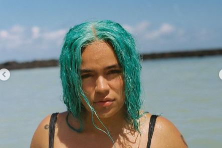 Karol G premia a un fan y le hace una invitación especial