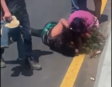 Graban a dos mujeres que se van a los golpes en pleno libramiento de Chimaltenango