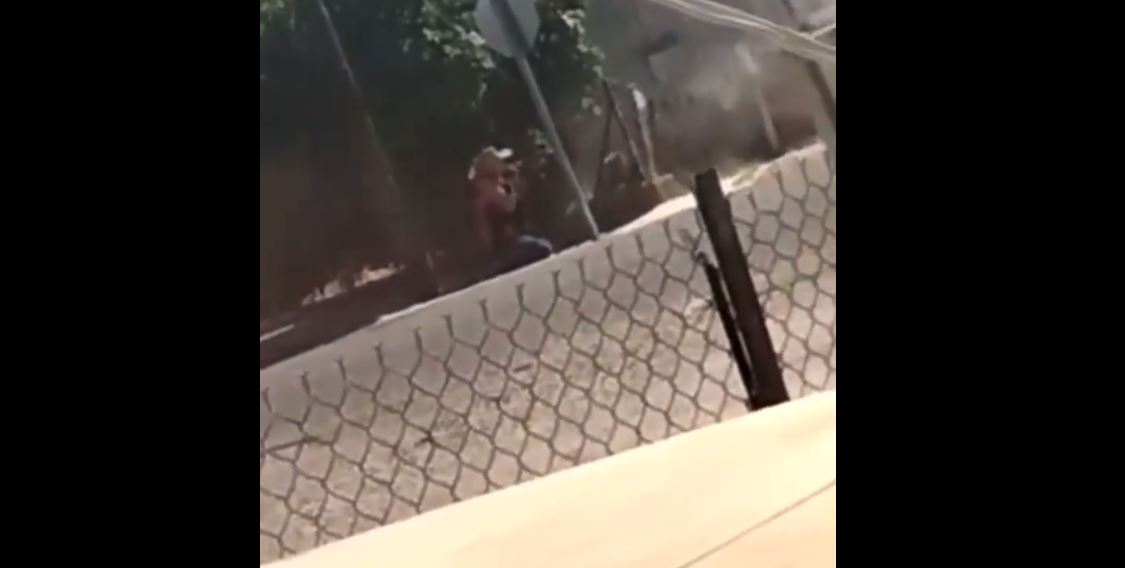 Captan el enfrentamiento armado entre supuestos narcos y policía en medio de un poblado