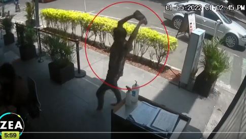 Cámara capta el momento en que un hombre ataca a un niño con una pedazo de concreto en una taquería