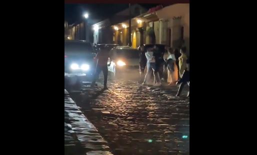 Cámara capta cuando un grupo se va a los golpes (otra vez) en plena calle empedrada de Antigua Guatemala