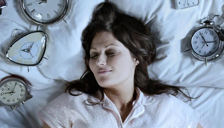 Lo que los últimos estudios revelan sobre cuántas horas de sueño necesitas para pensar y sentirte mejor