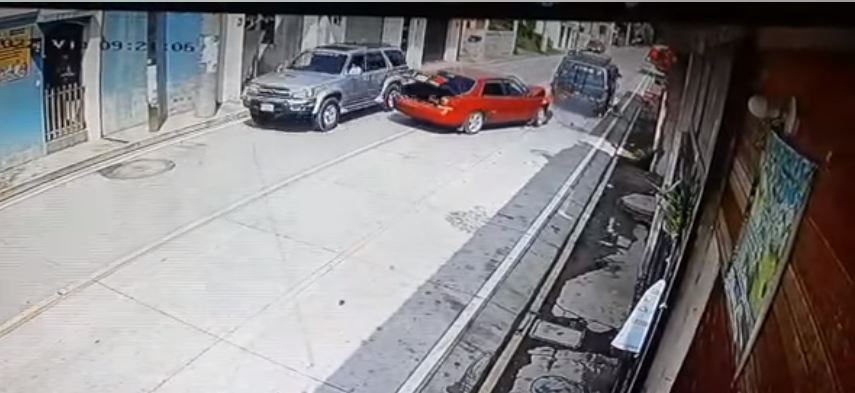 Captan el momento en que un vehículo impacta contra un microbús, hiriendo a dos pasajeros