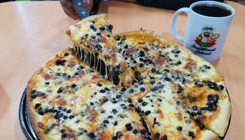 Llegaron los zompopos de mayo, y con ellos las “zompopizzas”, platillo icónico de San Martín Jilotepeque
