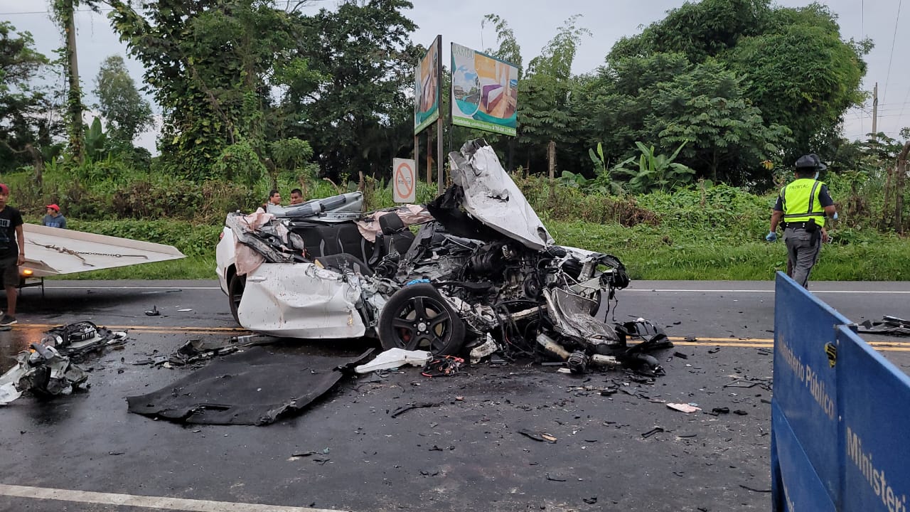 Video: así quedó el automóvil que se estrelló contra un camión en Mazatenango y que dejó dos personas muertas