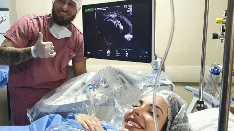 La extraordinaria operación con la que unos médicos quemaron el tumor de un bebé en el útero para salvarle la vida