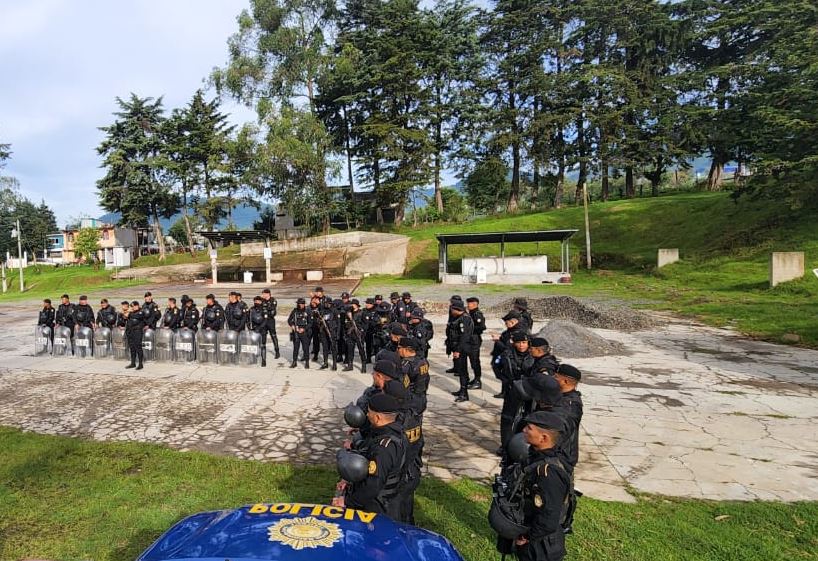 Restos humanos de dos personas localizadas en Ixchiguán son traslados a la sede central del Inacif